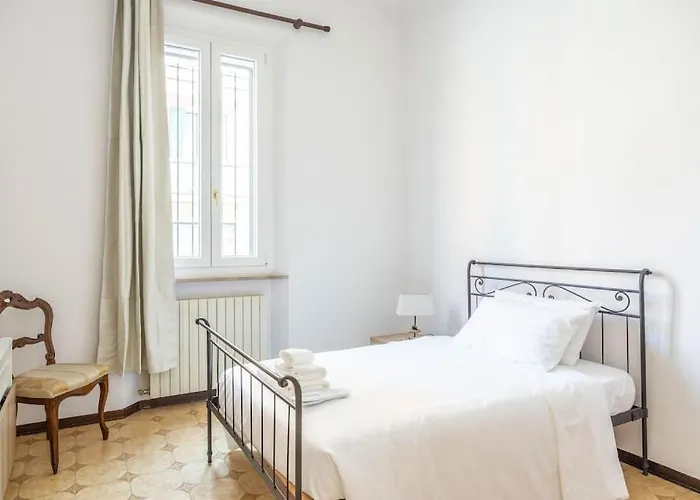 Essential - Ambrogio Host * Bologna